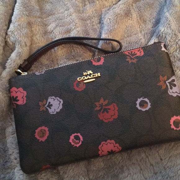 Coach Handbags - Coach wristlet